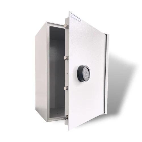 Na zdjęciu znajduje się otwarty sejf w kolorze jasnoszarym z elektronicznym zamkiem szyfrowym. Sejf jest ustawiony na białym tle, co podkreśla jego prosty i nowoczesny design.
