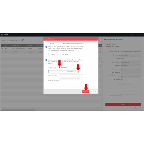 Na ekranie komputera wyświetlone jest okno dialogowe programu z instrukcjami dotyczącymi resetowania hasła, w którym użytkownik może wprowadzić nowe hasło i potwierdzić je. W tle widoczna jest lista urządzeń sieciowych z różnymi parametrami.