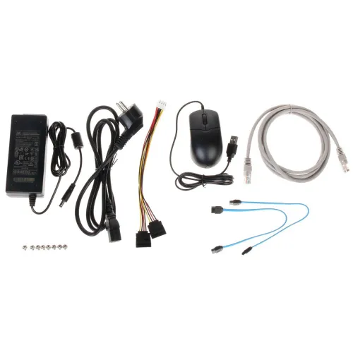 Na zdjęciu znajduje się zestaw akcesoriów komputerowych, w tym zasilacz, przewody zasilające, mysz USB, kabel Ethernet oraz zestaw przewodów z końcówkami. Dodatkowo widoczne są małe śrubki do montażu.