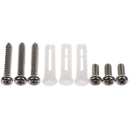 Na zdjęciu znajduje się zestaw montażowy składający się z czterech metalowych wkrętów, trzech plastikowych kołków rozporowych oraz trzech krótszych wkrętów. Elementy są ułożone w rzędzie na białym tle.