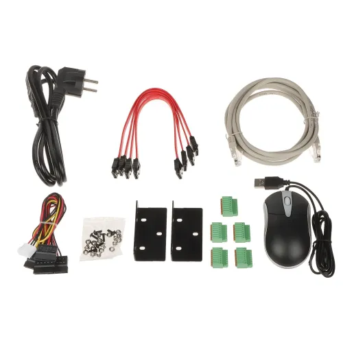 Zestaw akcesoriów zawiera różnorodne kable, mysz komputerową, uchwyty montażowe oraz złącza. Elementy są rozmieszczone na białym tle, ukazując pełen zakres komponentów.