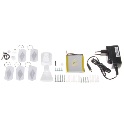 Zestaw zawiera różnorodne elementy, w tym cztery breloki RFID, ładowarkę, baterię, śruby montażowe oraz uchwyty. Produkty są rozmieszczone na białym tle, co ułatwia ich identyfikację i ocenę.