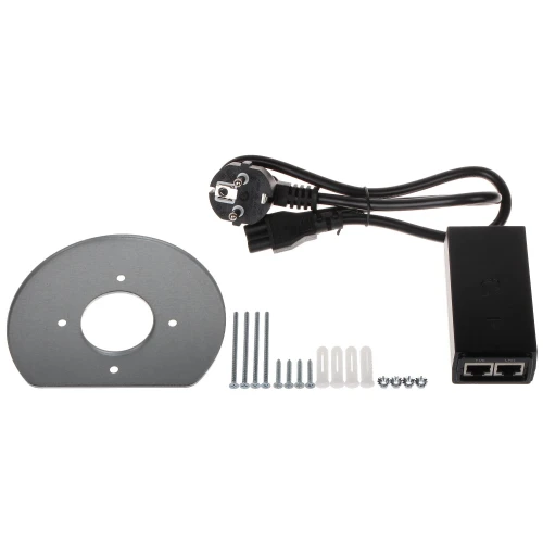 Zestaw montażowy zawiera metalowy uchwyt, zasilacz PoE z dwoma portami Ethernet, kabel zasilający oraz zestaw śrub i kołków montażowych. Przeznaczony jest do instalacji urządzeń sieciowych, zapewniając stabilne połączenie i zasilanie.