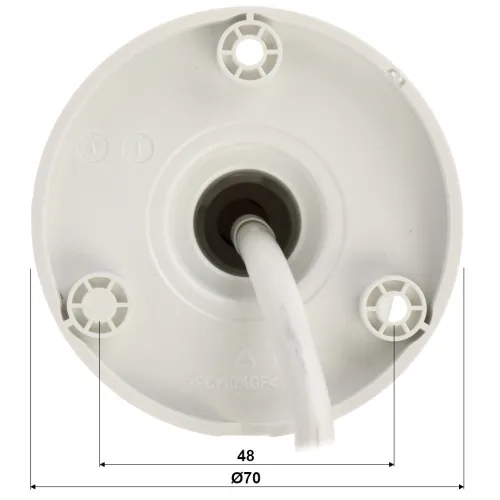 Zdjęcie przedstawia widok od spodu okrągłej podstawy mocowania kamery z centralnie umieszczonym otworem, przez który przechodzi biały kabel. Na krawędziach podstawy znajdują się cztery symetrycznie rozmieszczone otwory montażowe.