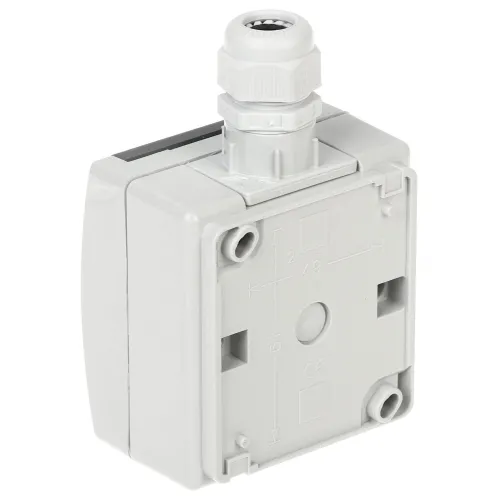 Szara, prostokątna obudowa elektryczna z widocznymi otworami montażowymi i oznaczeniami na powierzchni. Na górze znajduje się biały dławik kablowy.