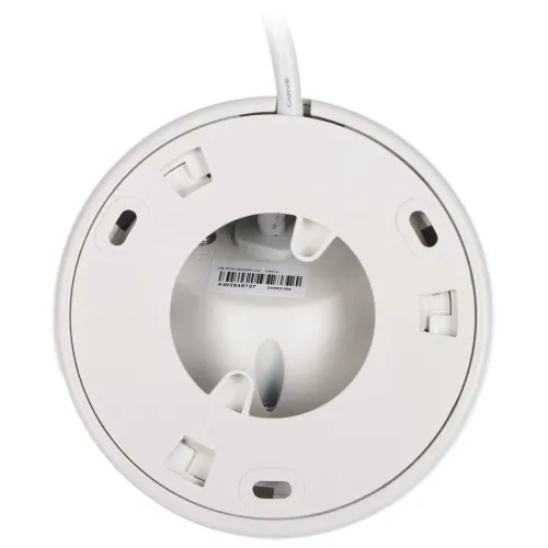 Zdjęcie przedstawia widok od spodu okrągłej kamery monitoringu z widocznymi otworami montażowymi. W centrum znajduje się kod kreskowy oraz przewód zasilający wychodzący z górnej części urządzenia.