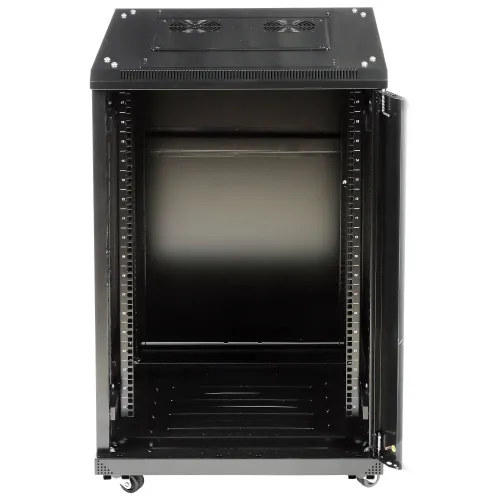 Czarna szafa serwerowa na kółkach z otwartymi drzwiami, ukazująca wnętrze z miejscem na montaż sprzętu. Na górze znajdują się dwa wentylatory zapewniające wentylację.