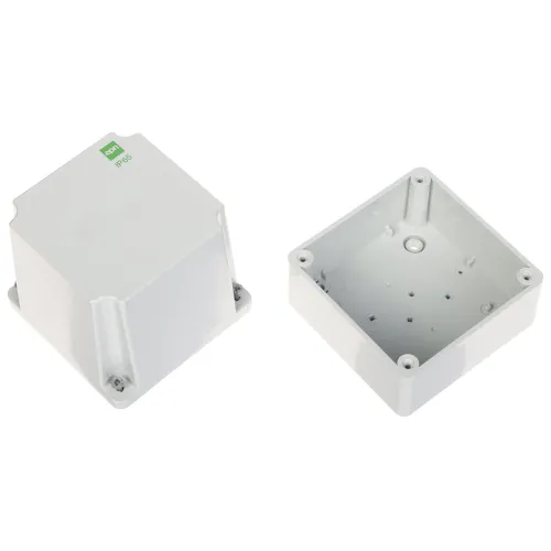 Na zdjęciu znajdują się dwie szare, plastikowe obudowy elektryczne IP65, jedna z pokrywą, a druga otwarta, ukazująca wnętrze z miejscami na śruby montażowe. Obudowy mają prostokątny kształt i są przeznaczone do ochrony urządzeń elektrycznych przed kurzem i wilgocią.