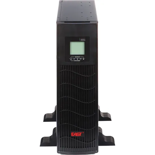 Na zdjęciu znajduje się czarny zasilacz UPS marki EAST, widoczny z przodu, z wyświetlaczem LCD na górnej części obudowy. Urządzenie stoi na dwóch stabilnych podstawach, a jego front jest wyposażony w pionowe otwory wentylacyjne.