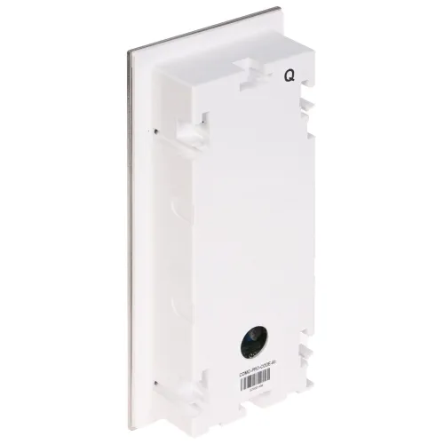 Zdjęcie przedstawia tylną część białego, prostokątnego urządzenia elektrycznego z widocznymi elementami montażowymi. Na dole znajduje się etykieta z kodem kreskowym i oznaczeniem modelu.