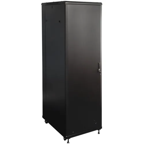 Czarna, stojąca szafa serwerowa z zamkniętymi drzwiami, wyposażona w kółka ułatwiające przemieszczanie. Szafa ma prosty, minimalistyczny design i jest widoczna z tyłu.