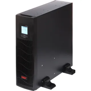 Czarny zasilacz UPS w obudowie typu rack z wyświetlaczem LCD na przednim panelu. Urządzenie stoi na dwóch plastikowych nóżkach stabilizujących.