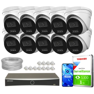 Na zdjęciu znajduje się zestaw do monitoringu, który obejmuje dziesięć kamer, rejestrator, dysk twardy Toshiba o pojemności 1 TB, przewód oraz złącza. Kamery są białe z czarnymi elementami, a rejestrator i dysk są oznaczone markami HiLook i Toshiba.