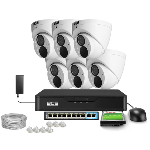 Zestaw do monitoringu składający się z sześciu białych kamer kopułkowych, rejestratora BCS, dysku twardego, kabla, zasilacza, myszki oraz złączek sieciowych. Elementy są rozmieszczone na białym tle, prezentując kompletny system nadzoru.