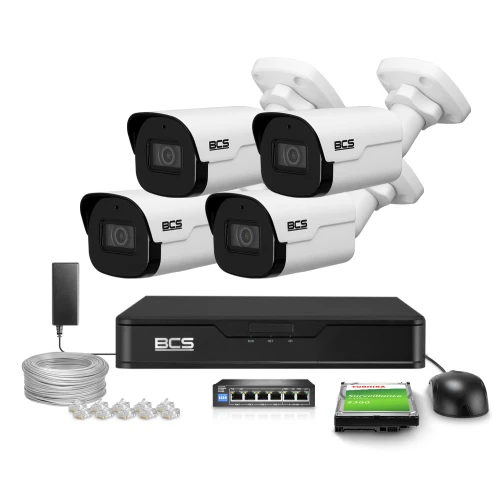 Zestaw do monitoringu składający się z czterech białych kamer BCS, rejestratora, kabla, zasilacza, przełącznika sieciowego, dysku twardego i myszki. Kamery są umieszczone nad rejestratorem, a pozostałe akcesoria są rozmieszczone wokół niego.