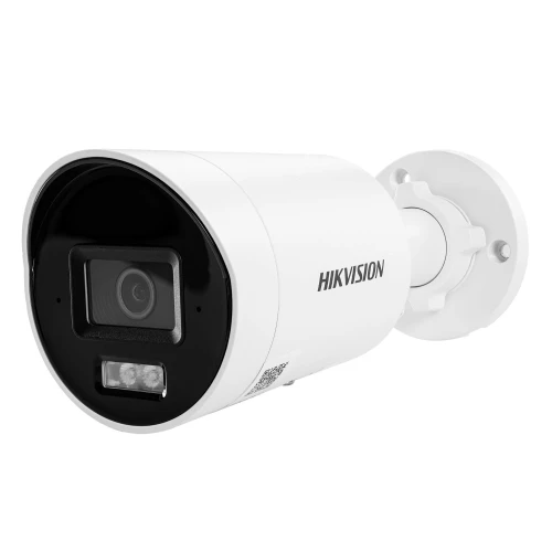 Biała kamera monitoringu marki Hikvision z czarnym panelem frontowym i obiektywem znajduje się na białym tle. Kamera jest zamontowana na uchwycie ściennym, a na obudowie widoczne jest logo producenta.