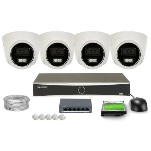 Zestaw do monitoringu składający się z czterech kamer kopułkowych, rejestratora, dysku twardego, myszy, kabla sieciowego, przełącznika i złączek. Wszystkie elementy są ułożone na białym tle, prezentując kompletny system nadzoru.