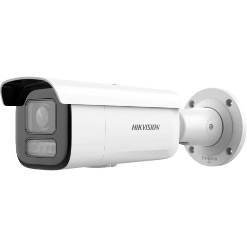 Zestaw do monitoringu składający się z białej kamery Hikvision zamontowanej na ścianie. Kamera ma prostokątny kształt z czarnymi elementami i obiektywem z przodu.