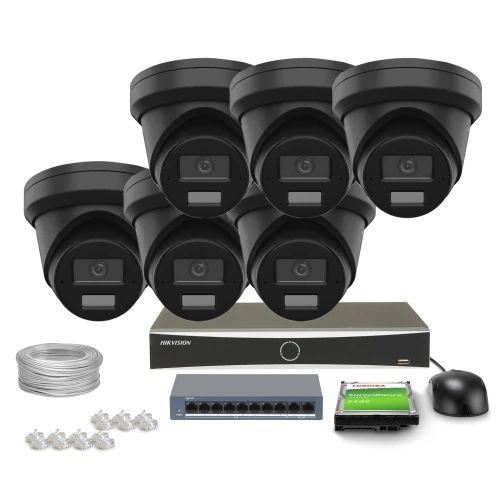 Zestaw do monitoringu składający się z sześciu czarnych kamer kopułkowych, rejestratora, kabla, przełącznika sieciowego, myszy komputerowej oraz karty pamięci. Kamery są ułożone w dwóch rzędach, a pozostałe elementy zestawu rozmieszczone są poniżej.