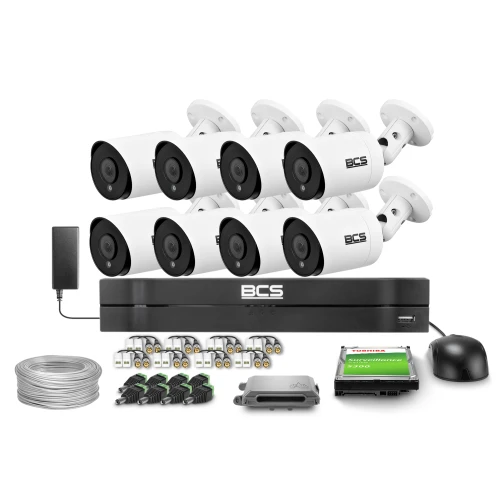 Zestaw do monitoringu składający się z ośmiu białych kamer BCS, rejestratora, dysku twardego, zasilacza oraz kabli i złączek. Elementy są ułożone na białym tle, prezentując kompletny system nadzoru.