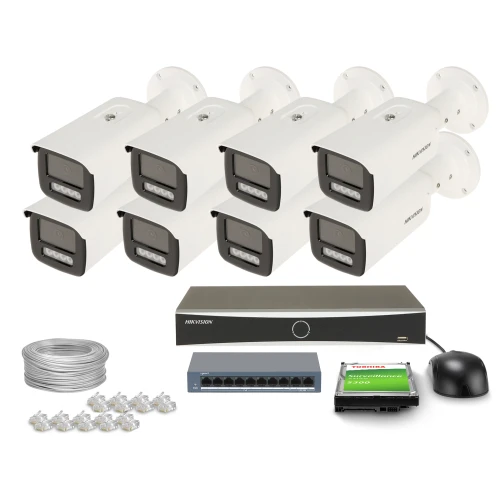 Na zdjęciu znajduje się zestaw do monitoringu, który obejmuje osiem białych kamer, rejestrator, myszkę, dysk twardy, przełącznik sieciowy, kabel oraz złącza. Kamery są ułożone w dwóch rzędach, a pozostałe elementy zestawu są rozmieszczone poniżej.