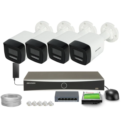 Zestaw do monitoringu Hikvision składający się z czterech białych kamer, rejestratora, kabla, przełącznika sieciowego, myszki i karty pamięci. Kamery mają nowoczesny design i są przeznaczone do montażu na ścianie.