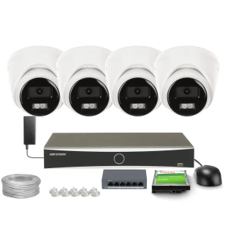Zestaw do monitoringu składający się z czterech białych kamer kopułkowych, rejestratora, kabla, zasilacza, przełącznika sieciowego, wtyków RJ45 oraz karty pamięci. Wszystkie elementy są ułożone na białym tle, prezentując kompletny system zabezpieczeń.