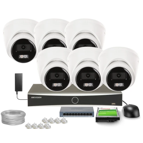 Na zdjęciu znajduje się zestaw do monitoringu, który obejmuje sześć kamer Hikvision, rejestrator, zasilacz, kabel, przełącznik sieciowy, wtyki RJ45 oraz kartę pamięci. Wszystkie elementy są ułożone na białym tle, prezentując kompletny system zabezpieczeń.