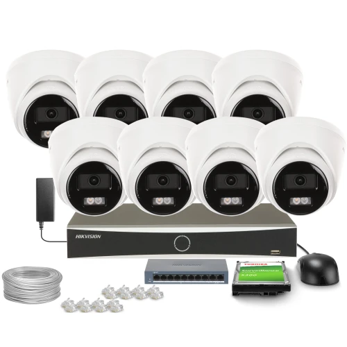 Zestaw do monitoringu składający się z ośmiu białych kamer kopułkowych, rejestratora, kabla, złączek oraz karty pamięci. Kamery i akcesoria są rozmieszczone wokół centralnie umieszczonego rejestratora.