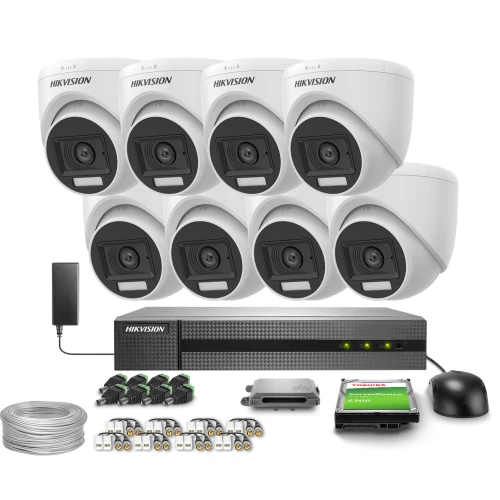 Zestaw do monitoringu Hikvision składający się z ośmiu kamer kopułkowych, rejestratora, zasilacza, przewodów oraz akcesoriów montażowych. Na zdjęciu widoczne są również dysk twardy i myszka komputerowa.