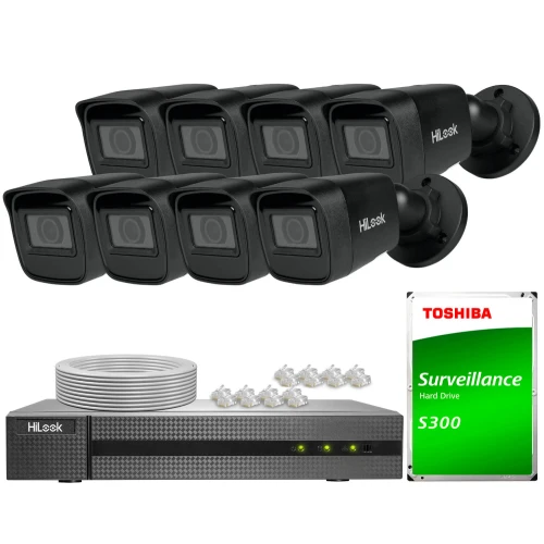 Zestaw do monitoringu składający się z ośmiu czarnych kamer HiLook, rejestratora, dysku twardego Toshiba oraz kabli i złączek. Kamery są ustawione w dwóch rzędach, a pozostałe elementy zestawu są rozmieszczone poniżej.