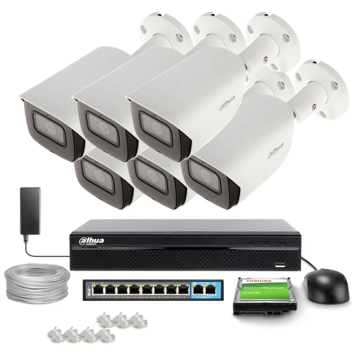 Zestaw do monitoringu składający się z sześciu białych kamer, rejestratora, kabla, myszki, dysku twardego i złączek sieciowych. Wszystkie elementy są ułożone na białym tle, prezentując kompletny system nadzoru.