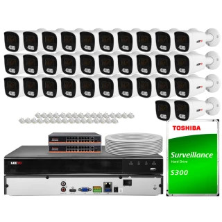 Zestaw do monitoringu IP składający się z 24 kamer, rejestratora, dysku twardego Toshiba S300 oraz akcesoriów montażowych. Kamery są ułożone w trzech rzędach, a poniżej znajdują się rejestrator, dysk i kable.
