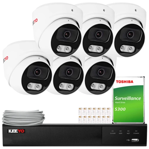 Zestaw do monitoringu składający się z pięciu białych kamer kopułkowych, rejestratora oraz dysku twardego Toshiba S300. W zestawie znajdują się również przewody i złącza potrzebne do instalacji.