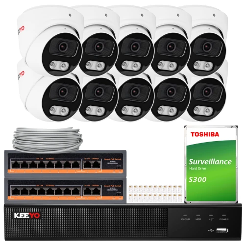 Na zdjęciu znajduje się zestaw do monitoringu, który obejmuje osiem kamer, rejestrator, dysk twardy Toshiba oraz akcesoria montażowe. Kamery są białe z czarnymi elementami, a rejestrator i przełączniki sieciowe mają czarne obudowy.