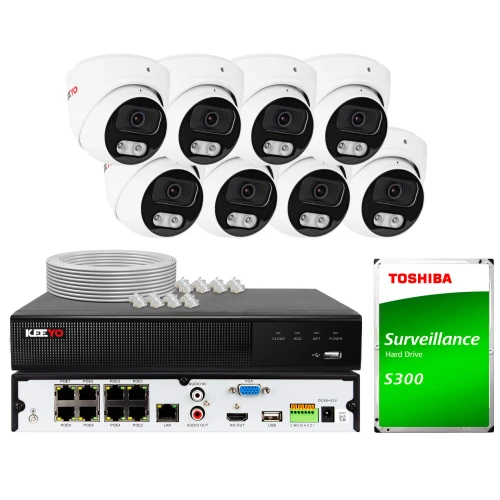 Zestaw do monitoringu składający się z ośmiu białych kamer, rejestratora, dysku twardego Toshiba oraz kabli i akcesoriów. Kamery mają czarno-białą obudowę, a rejestrator posiada różne porty i złącza na tylnej ściance.