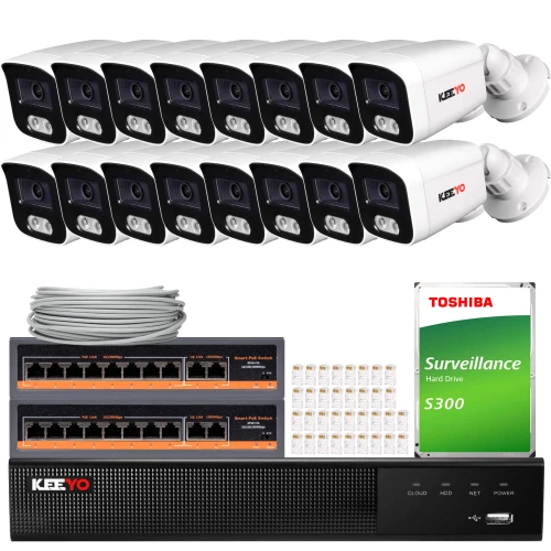 Na zdjęciu znajduje się zestaw do monitoringu, który obejmuje szesnaście kamer, rejestrator, dysk twardy Toshiba oraz kable i akcesoria montażowe. Kamery są ułożone w dwóch rzędach, a pozostałe elementy zestawu są rozmieszczone poniżej.