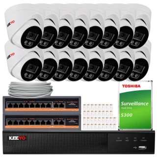 Zestaw do monitoringu składający się z dwunastu kamer, dwóch switchów, dysku twardego Toshiba S300 oraz akcesoriów montażowych. Wszystkie elementy są ułożone na białym tle, prezentując kompletny system zabezpieczeń.