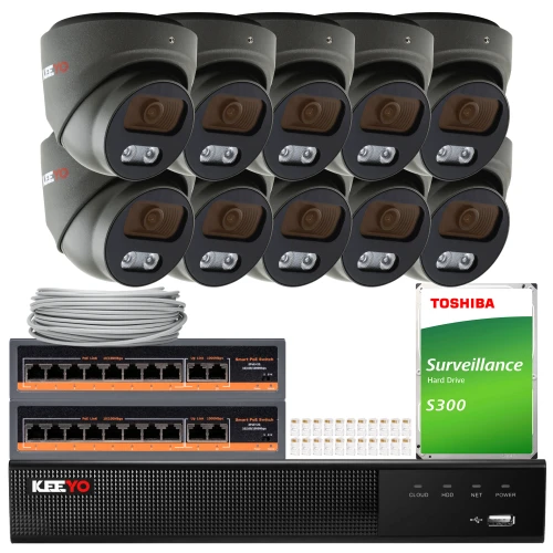 Zestaw do monitoringu składający się z dziesięciu kamer, rejestratora, dysku twardego Toshiba oraz dwóch switchów sieciowych. W tle widoczny jest również zwinięty kabel i zestaw złączek.