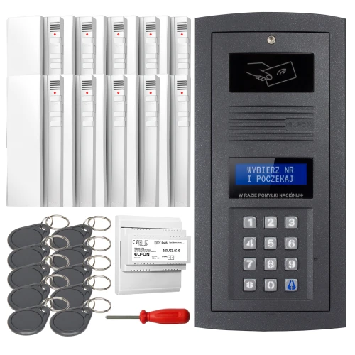 Zestaw domofonowy cyfrowy składający się z panelu z klawiaturą numeryczną, wyświetlaczem i czytnikiem kart zbliżeniowych, kilku breloków RFID, śrubokręta oraz dodatkowych modułów. W tle widoczne są białe unifony z czerwonymi diodami.