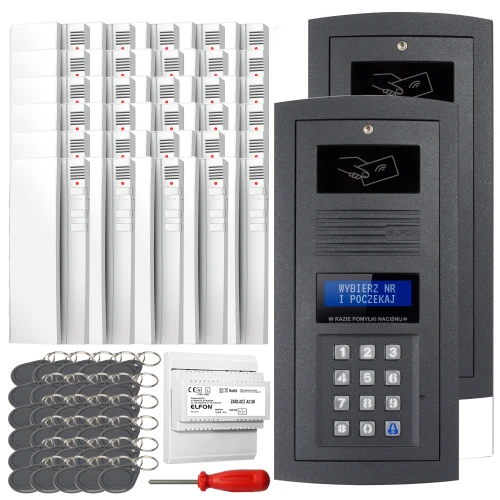 Zestaw domofonowy cyfrowy składający się z dwóch paneli z klawiaturą numeryczną, wyświetlaczem i czytnikiem kart zbliżeniowych, kilkunastu kart dostępu, śrubokręta oraz modułu zasilającego. W tle widoczne są białe unifony z czerwonymi diodami.