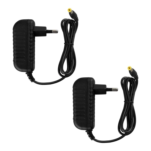 Na zdjęciu znajdują się dwa czarne zasilacze z wtyczkami, każdy z długim kablem zakończonym żółtą końcówką. Zasilacze są ułożone równolegle na białym tle.