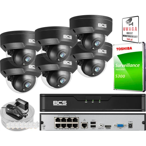 Zestaw monitoringu BCS składa się z sześciu wandaloodpornych kamer kopułkowych, rejestratora oraz dysku twardego Toshiba S300. W zestawie znajdują się również akcesoria montażowe i przewody połączeniowe.