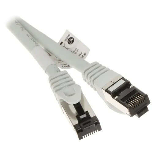 Na zdjęciu znajdują się dwa białe kable sieciowe zakończone złączami RJ-45. Kable mają metalowe osłony na wtykach, a na jednym z nich widoczna jest etykieta z oznaczeniami.