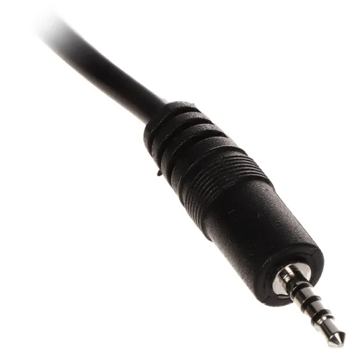 Zdjęcie przedstawia zbliżenie na czarny kabel z wtykiem jack 3,5 mm. Wtyk jest skierowany w stronę obiektywu, a tło jest białe i rozmyte.